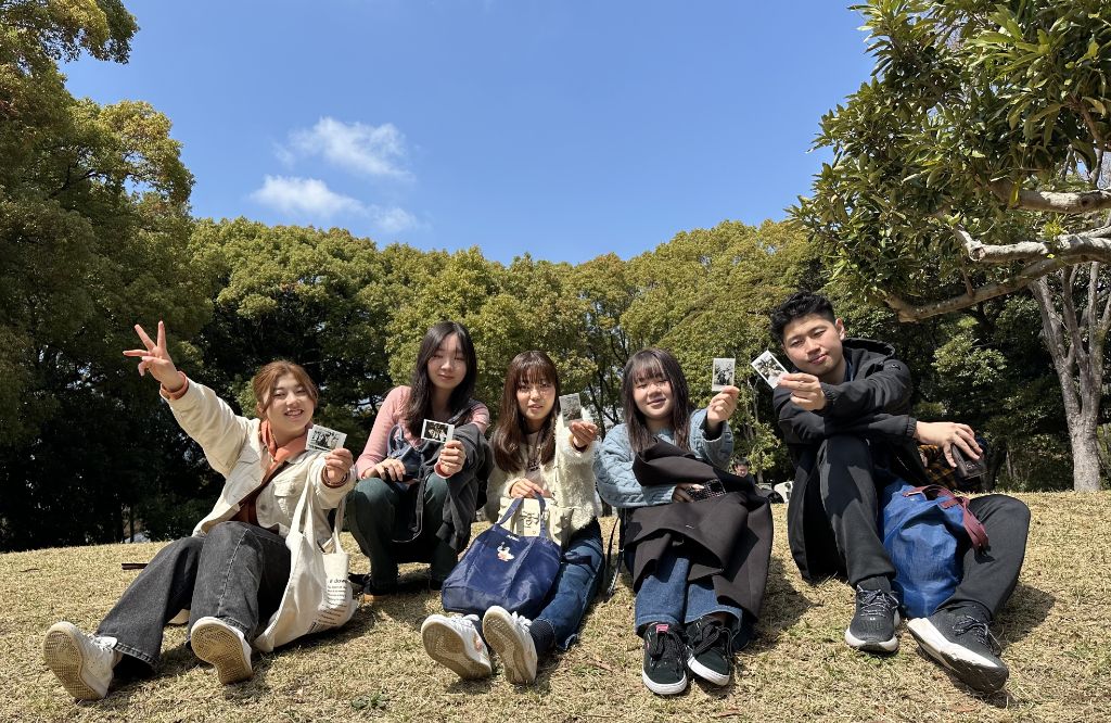 ユースフィットメイツ 参加者が屋外で楽しく集まる様子