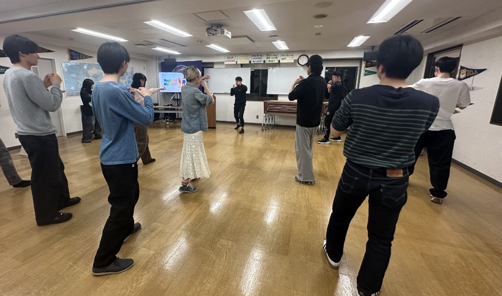 Youth Fit Mates 室内セッション 参加者がダンスやボクシングで体を動かす